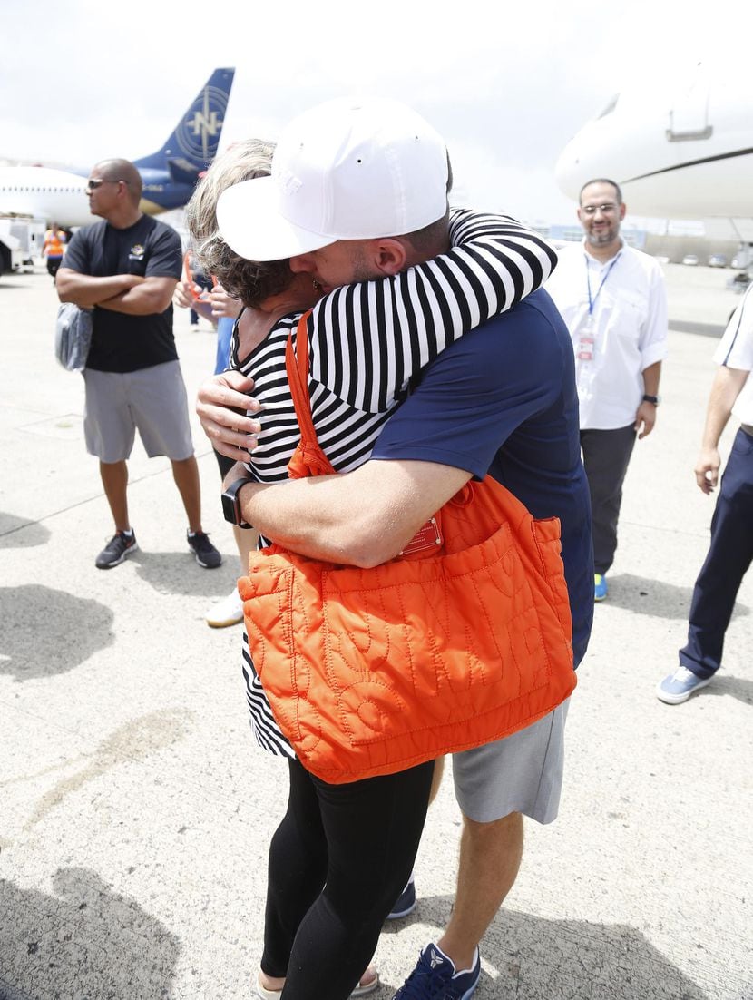 J.J. Barea abraza a su madre Marta Mora luego de que la trajo un avión que transportaba...
