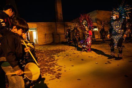 Miembros de la Danza Chichimeca San Miguel de Arcangel ensayan en lunes 7 de diciembre en la...