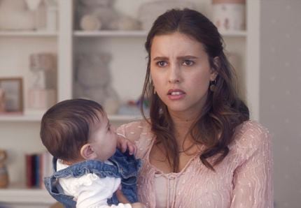 En esta imagen proporcionada por Netflix Paulina Goto como Mariana en una escena de "Madre...