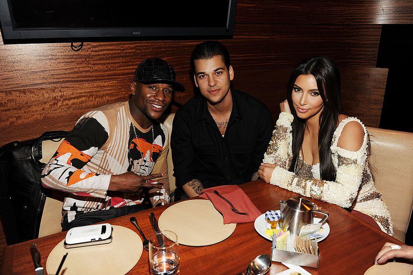 Floyd Mayweather Jr., Rob Kardashian y Kim Kardashian cenando juntos en 2012 en Las Vegas.