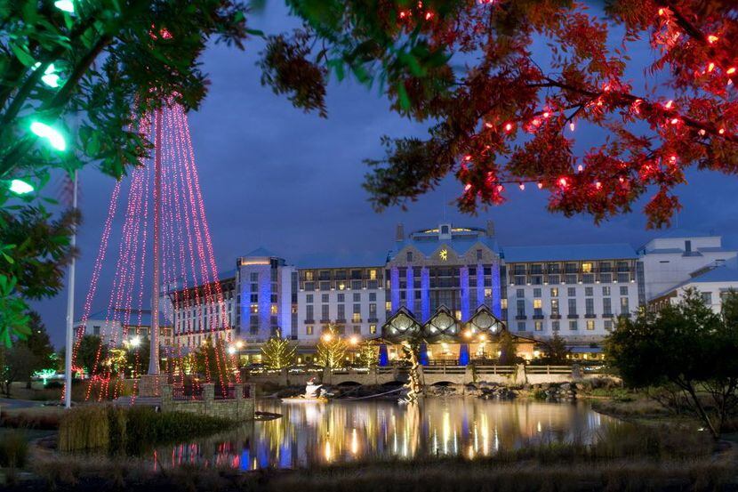 Decoraciones navideñas afuera del Gaylord Texan resort en Grapevine. Foto de archivo de 2019.