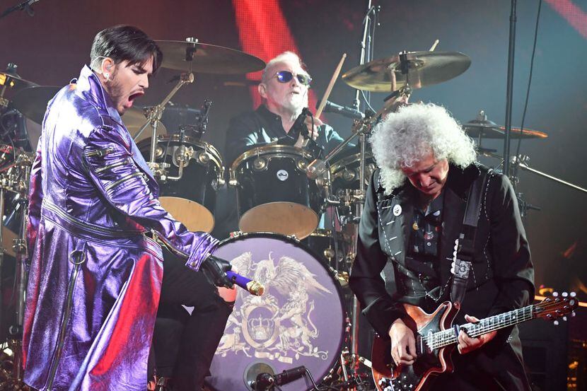Adam Lambert, junto a  Roger Taylor (detrás) y Brian May del Show de Queen + Adam Lambert,...