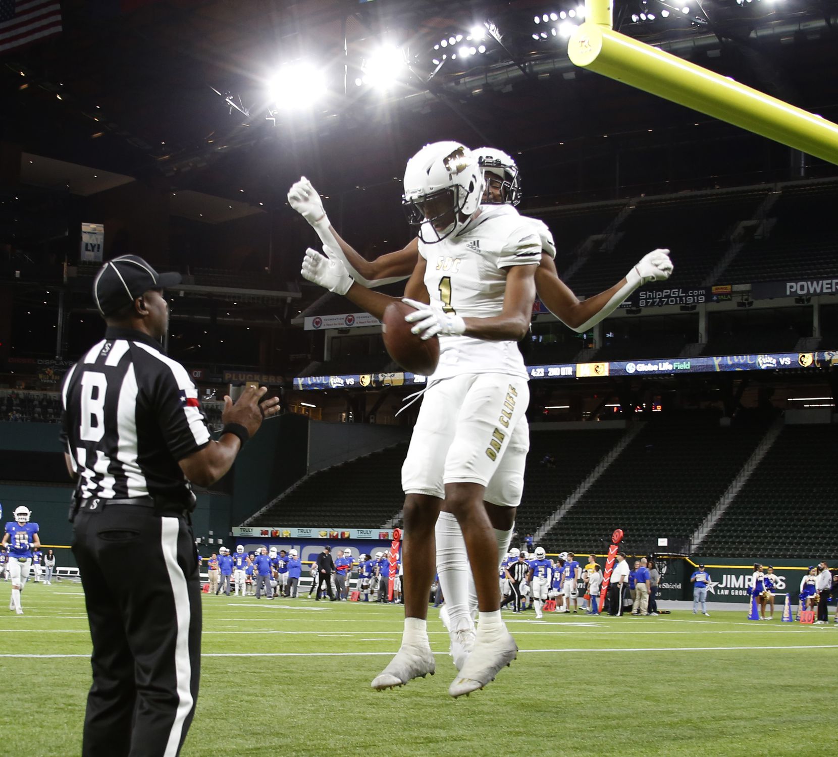 South Oak Cliff receiver Manny Muhammad (1), skies in celebration with teammate Kylin Mathis...