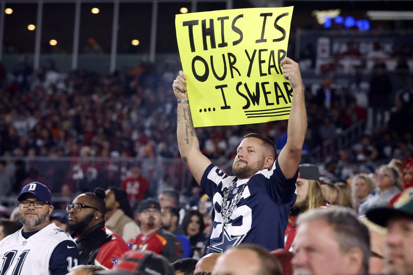 Un aficionado de los Cowboys de Dallas muestra un cartel que dice: "Este es nuestro año...lo...