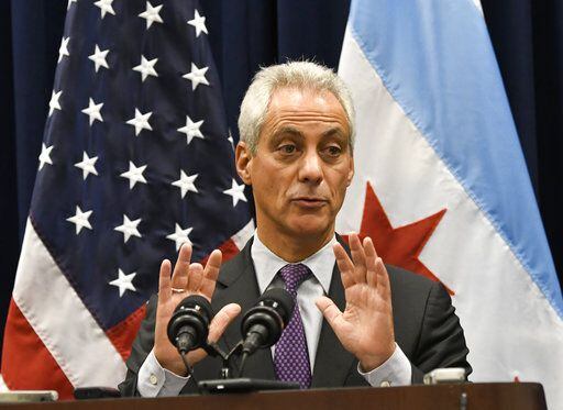 El alcalde de la ciudad de Chicago, Rahm Emanuel, habla durante una conferencia de prensa en...