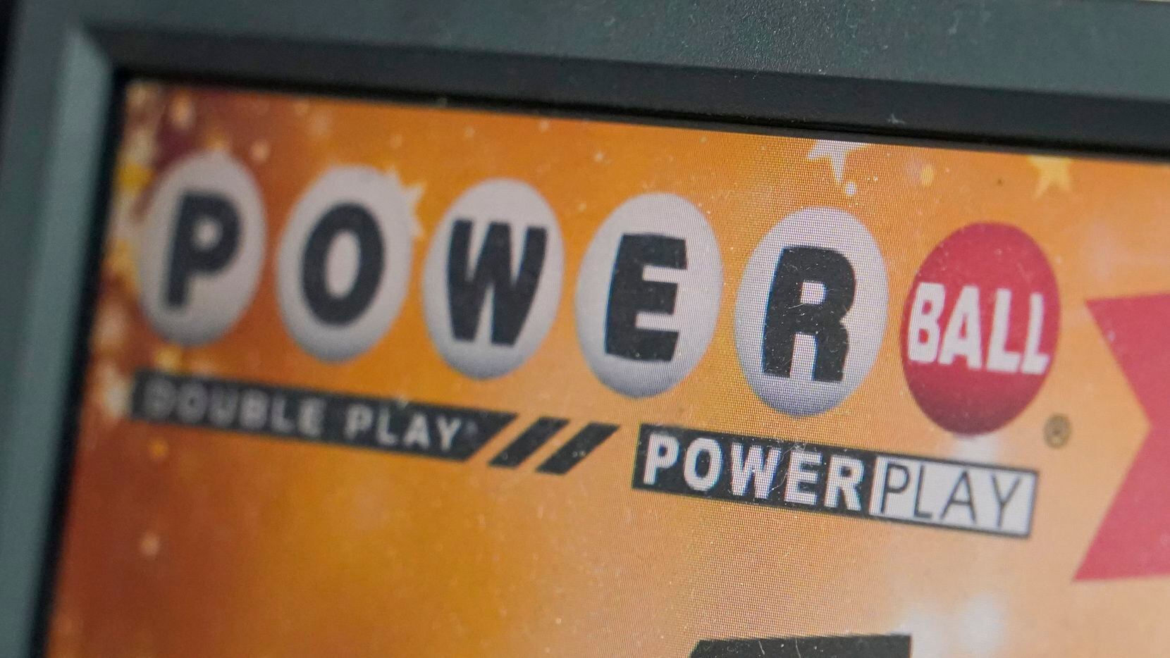 Un cartel anuncia boletos para un sorteo de Powerball, que este sábado acumula el 8vo premio...