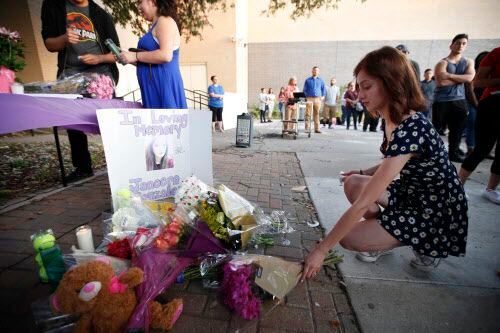 Rosie Atkinson deja flores durante una vigilia en homenaje a Janeera González quien murió...