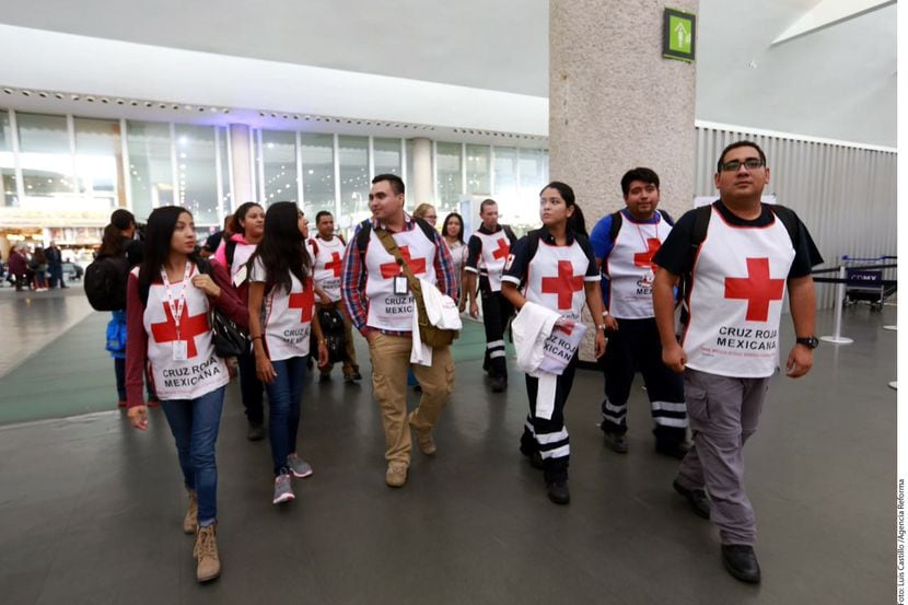 Un grupo de miembros de la Cruz Roja mexicana partiendo desde la Ciudad de México rumbo a...