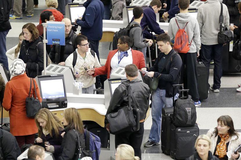 Autoridades y aerolíneas esperan largas esperas en los puntos de revisión de aeropuertos...