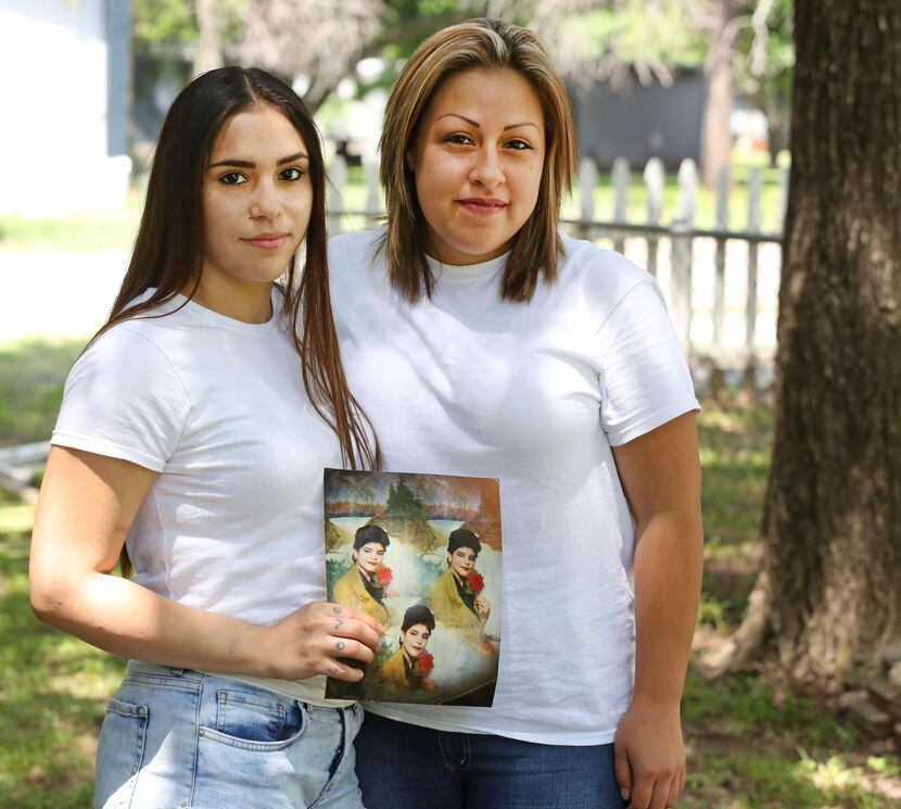 Daisy Serrano (izq.) y su prima Dulce Domínguez, junto a na foto de su madre, quien fue...