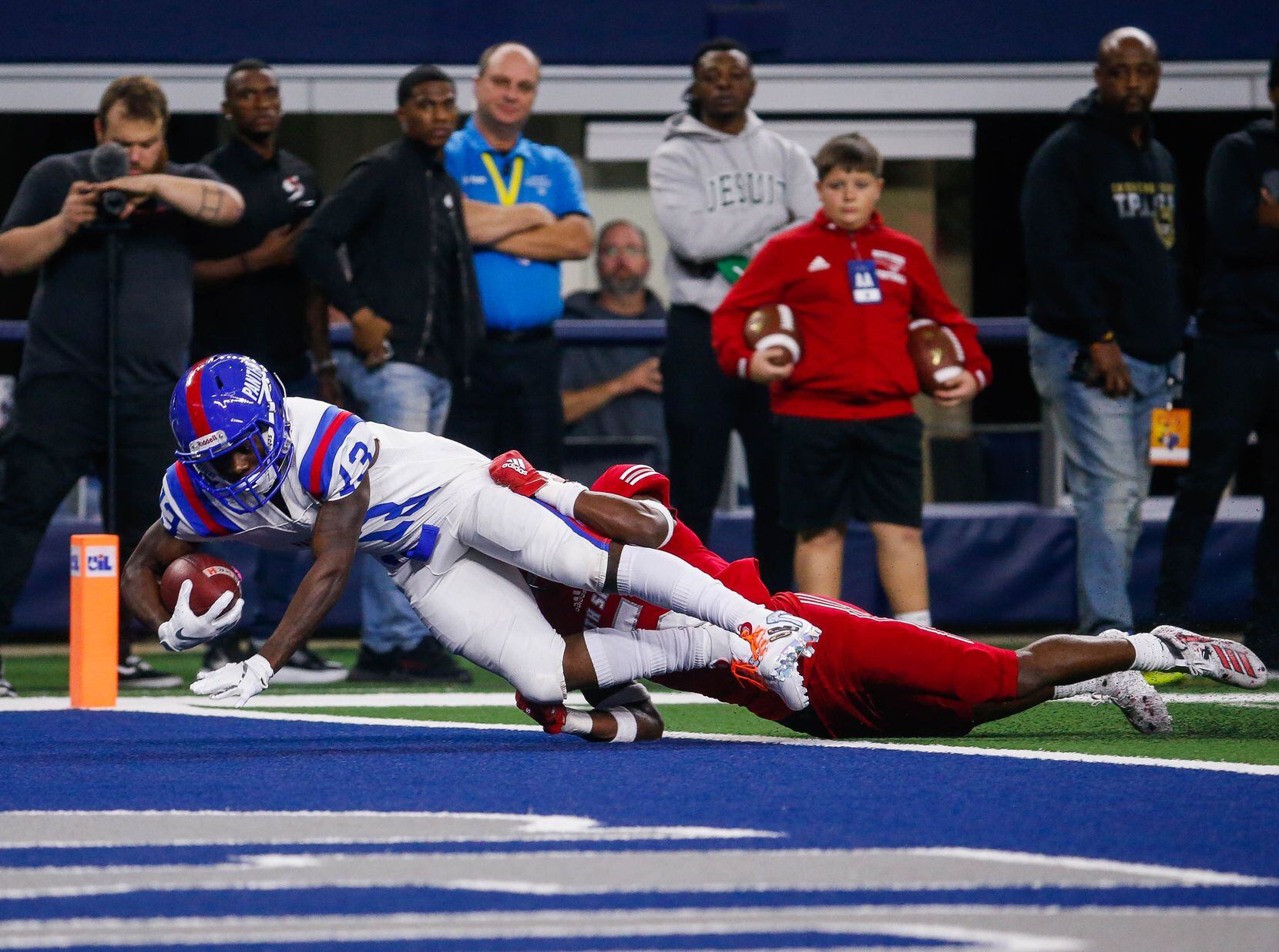 Duncanville's Roderick Daniels (13) scores a touchdown while being tackled by North Shore's...