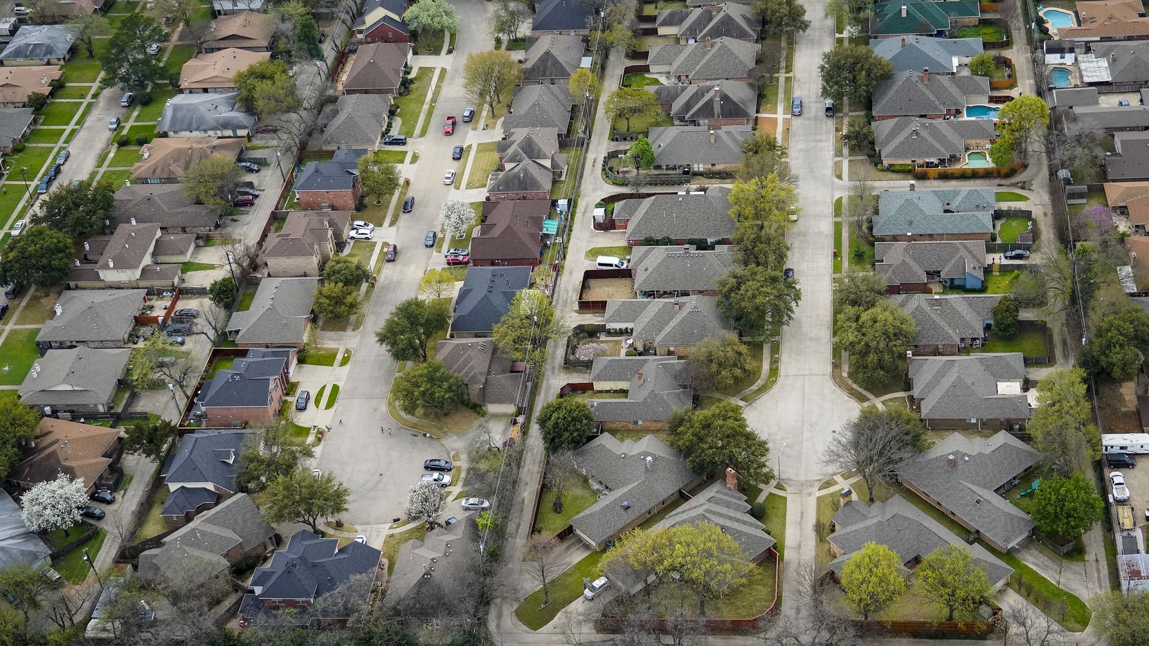 Una vista aérea de un vecindario en Irving, un destino favorecido por las personas que...