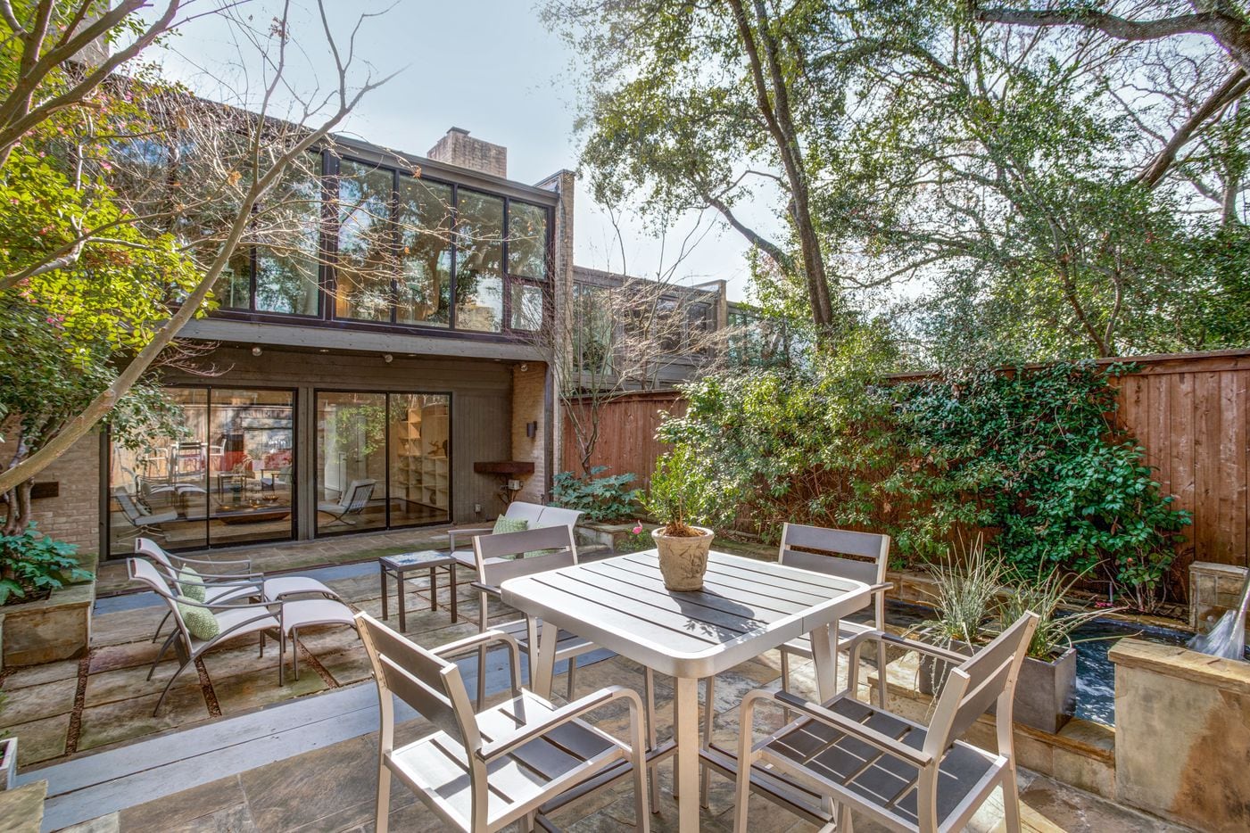 Noted Dallas architect Frank Welch designed plenty of Texas-sized stunners in Dallas, but this townhouse at 4021 Travis St. in Uptown puts his design on display in a smaller form.