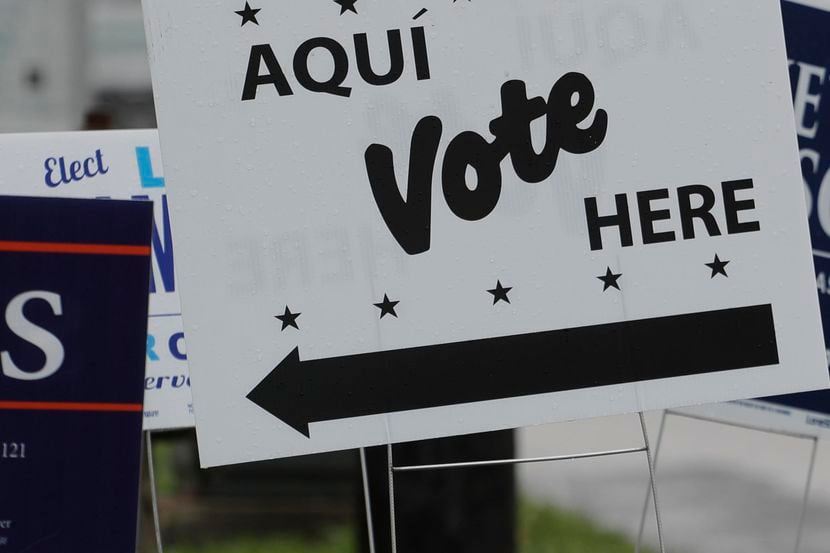 Una pancarta en una casilla de votación en Dallas, Texas.(AP)
