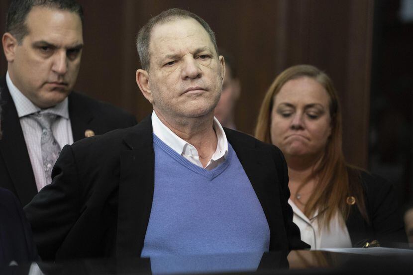 Harvey Weinstein escucha al juez que le formuló cargos de violación en una corte de...