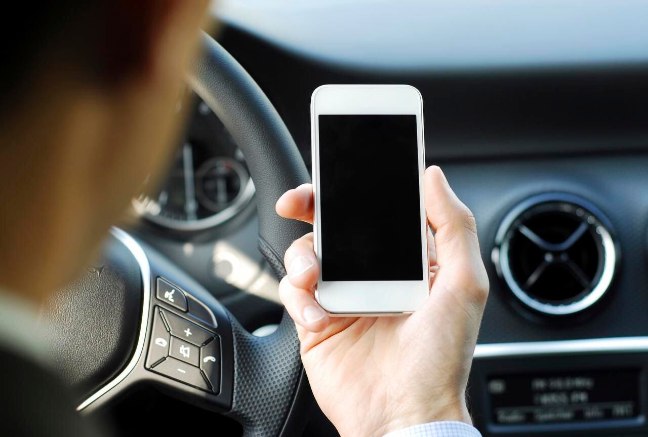 El gobernador Greg Abbott firmó una ley que prohibe el el texting mientras conduce un...