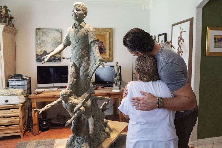 Bessie Rodríguez, de 77 años, pudo ver la estatua en honor a su hijo Santos esta semana por...
