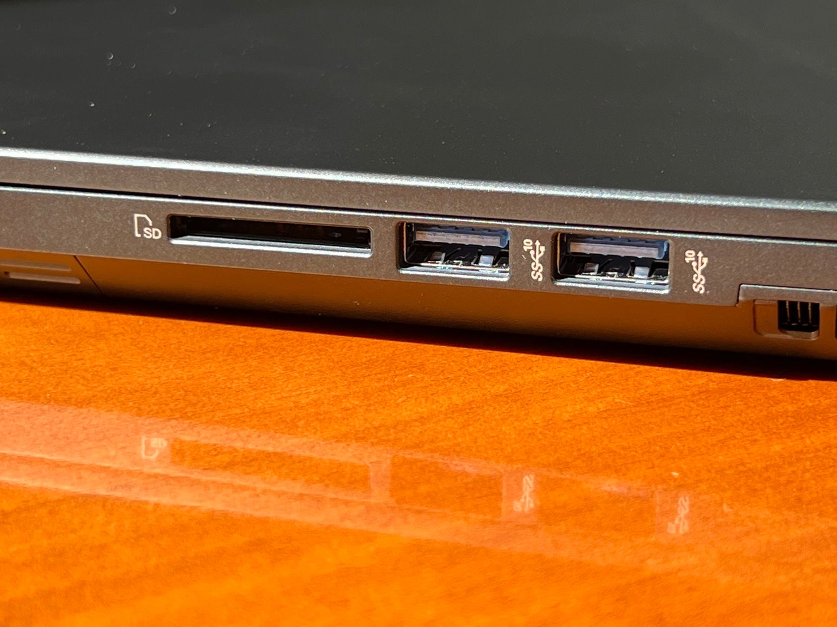 Two USB-A 3.2 ports and an SD card reader on the side of the BookFun 11.