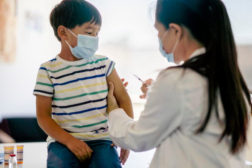 En diversos lugares se pueden encontrar vacunas a bajo costo para niños este regreso a...