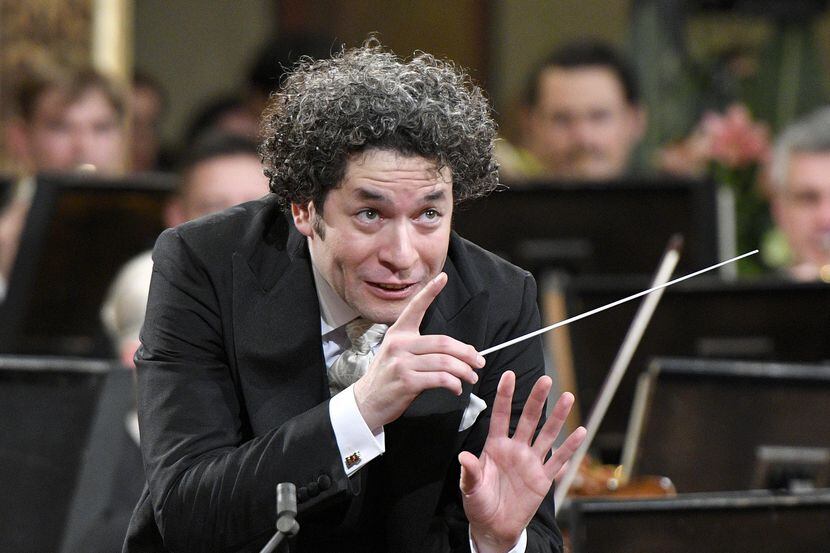 EL compositor venezolano Gustavo Dudamel tiene 10 años como director musical y artístico de...