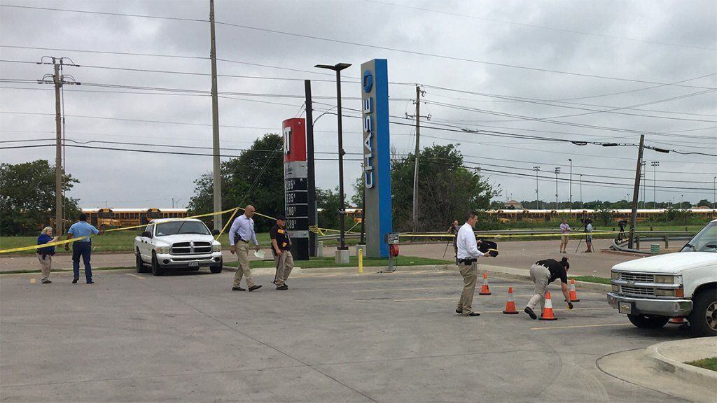 Policía de Forest Hill trabaja en la escena de un apuñalamiento el 9 de junio de 2021 en una gasolinería en la cuadra 6500 de Wichita Street.