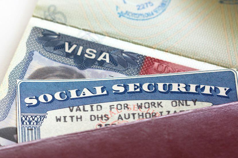 Una tarjeta del Seguro Social junto a una visa de autorización migratoria. iStock.
