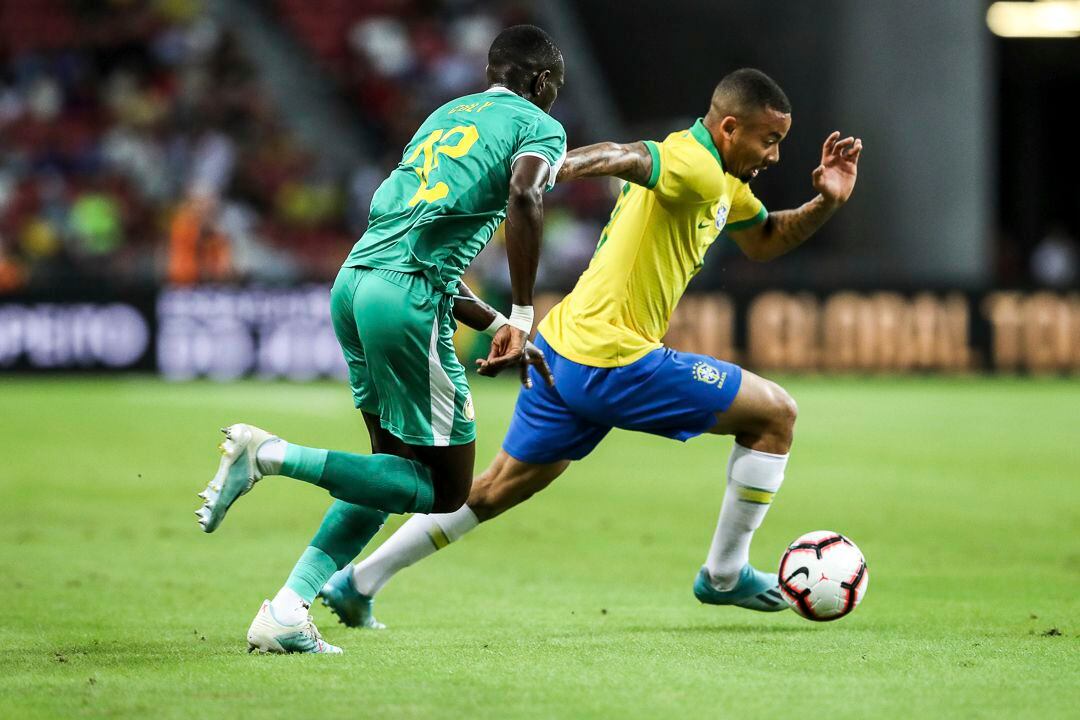 El delantero de la selección de Brasil, Gabriel Jesús, conduce el balón en un juego contra...