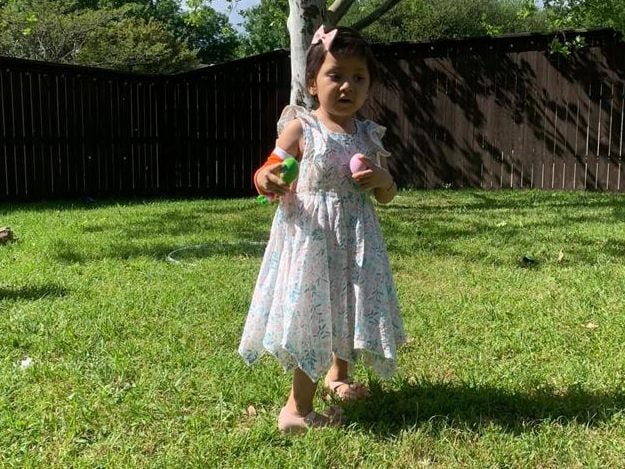 La pequeña de dos años de edad, Lorenza Ruiz, está luchando contra la leucemia.
