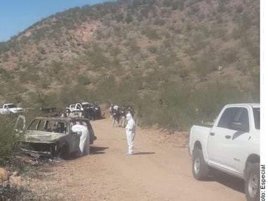 Peritos analizan la escena donde ocurrió la masacre de 9 miembros de la familia LeBarón entre los límites de Chihuahua y Sonora el 4 de noviembre.
