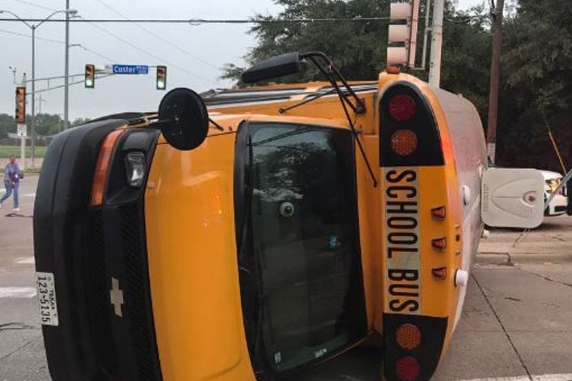 Este camión escolar se volcó el viernes mientras transportaba estudiantes de prekínder.

