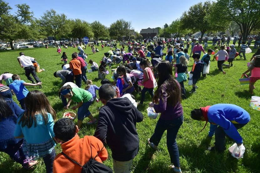 Los niños participan durante el Easter Eggstravaganza en el Parque Quakertown de la ciudad...