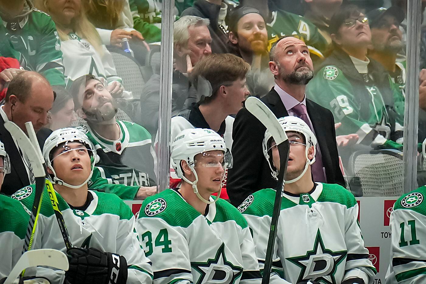 Dallas Stars head coach Peter DeBoer looks up at the scoreboard during the first period of...
