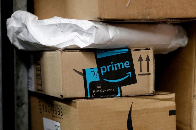 Un paquete de Amazon Prime es cargado en un camión para su entrega a domicilio en Nueva York.