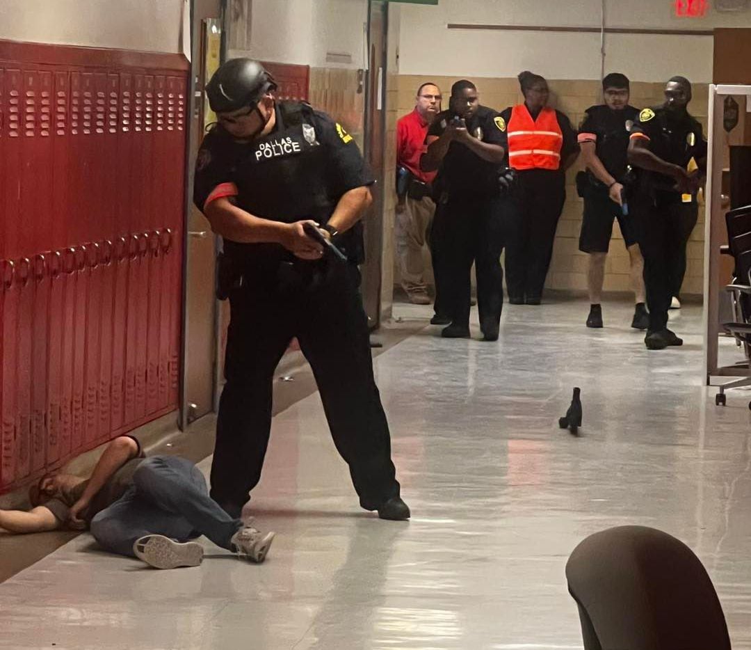 Policías responden a llamado de atacante activo en escuela secundaria Thomas A. Edison...