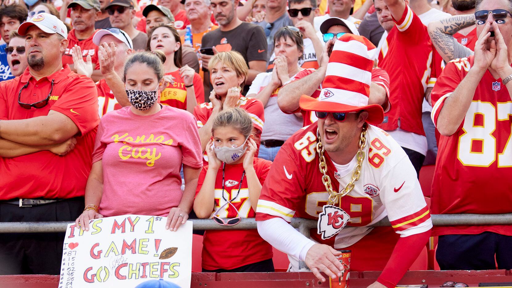 Seguidores de los Chiefs de Kansas City hacen ruido durante el partido contra los Browns de...