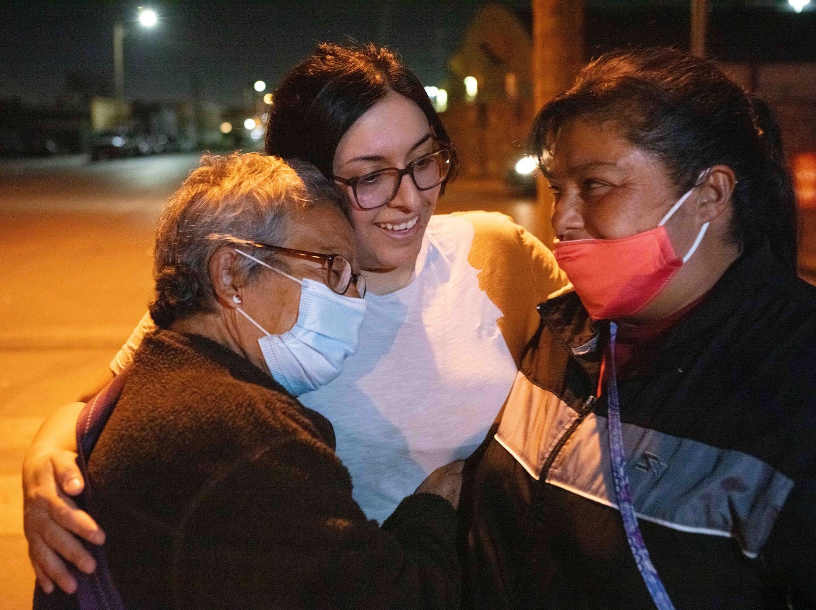 Martha Ochoa (izq.) de 68 años, se reencontró el lunes con su nieta Laura Tinajero de 28 años, (centro), quien vive en El Paso, Texas.