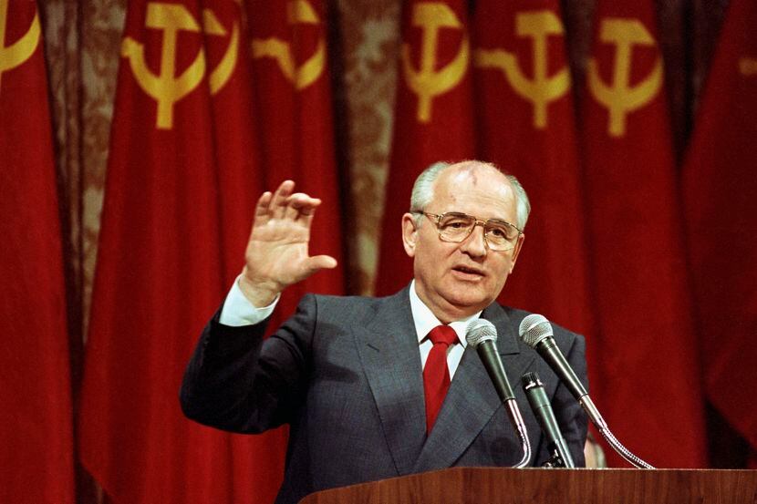 El presidente soviético Mijaíl Gorbachov se dirige a un grupo de 150 ejecutivos...