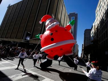 Santa the balloon has trouble staying in the air during the Dallas Holiday Parade on Dec. 1, 2018. (Nathan Hunsinger/The Dallas Morning News)