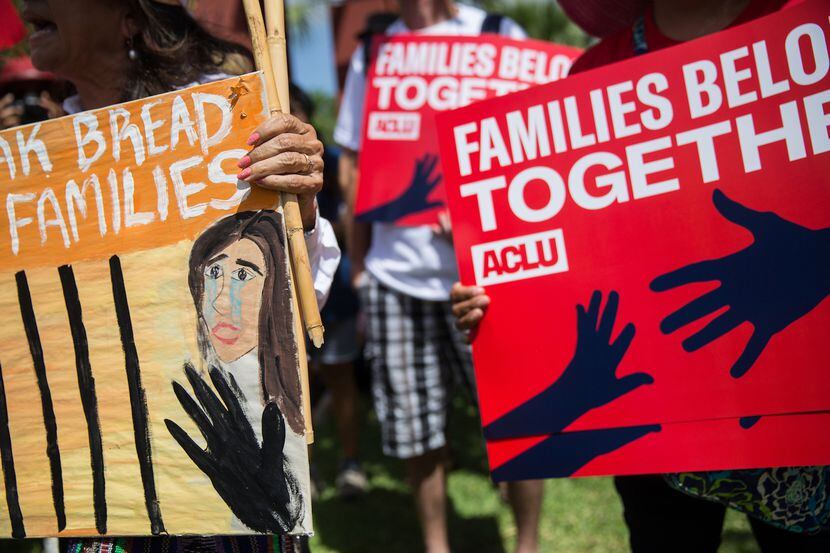 Pancartas de una manifestación convocada por ACLU en Brownsville, Texas, en apoyo a los...