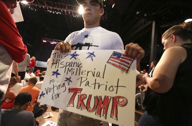 Un simpatizante del candidato republicano Donald Trump sostiene una pancarta en Gilley’s en...