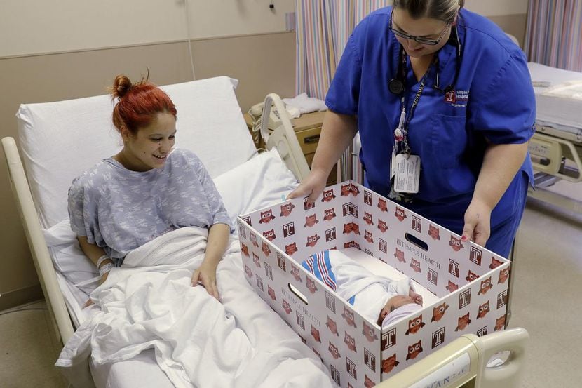 Keyshla Rivera sonríe al ver a su recién nacido Jesús en en el hospital de la Universidad...