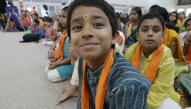 Un grupo de niños participa de un evento en el templo Karya Siddhi Hanuman en Frisco. Las...