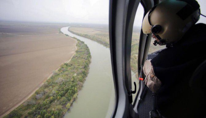 
				Un agente de Aduanas y Protección Fronteriza vigila a lo largo del Río Grande en la...