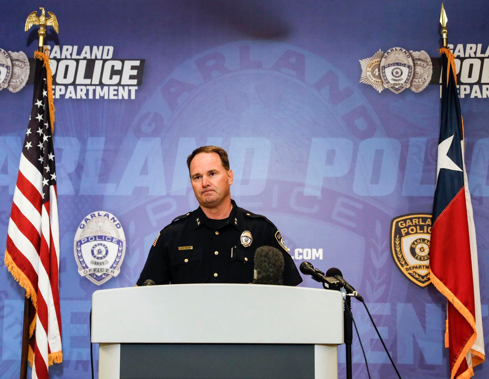 O chefe de polícia de Garland, Jeff Bryan, deu uma entrevista coletiva na segunda-feira, 27 de dezembro de 2021, para informar aos repórteres sobre a investigação dos três assassinatos ocorridos na noite de domingo.