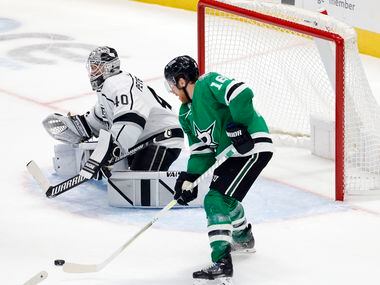 Dallas Stars center Joe Pavelski (16) back hands a pass for a second period goal against Los...