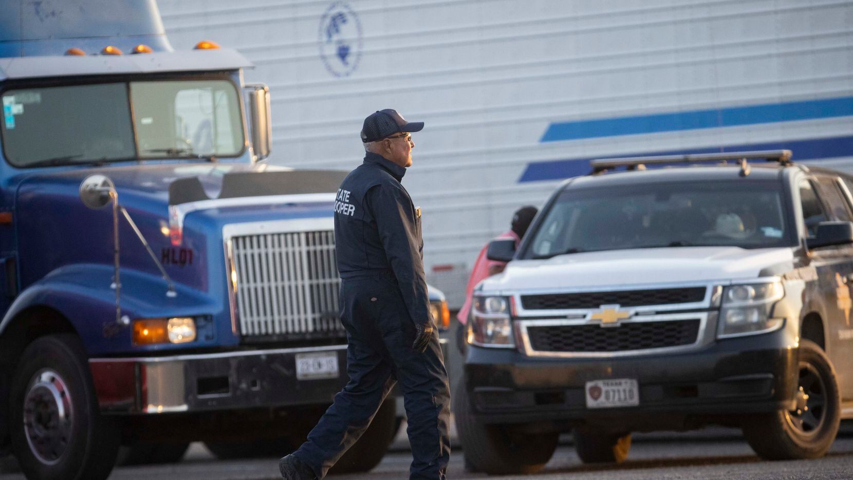 57 adolescentes guatemaltecos fueron encontrados hacinados en un camión en una carretera de...