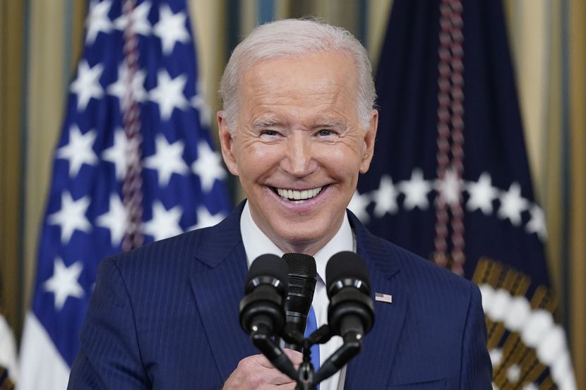 El presidente estadounidense Joe Biden sonríe durante un discurso en la Casa Blanca en...