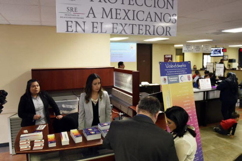 El consulado de México en Dallas tendrá líneas telefónicas disponibles para casos de...