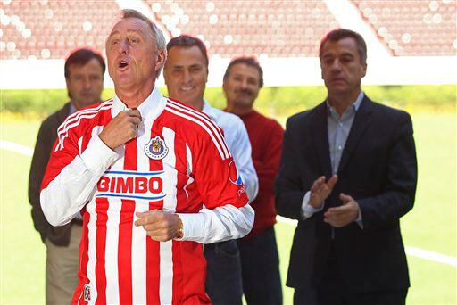 Johan Cruyff luce la casaca de las Chivas de Guadalajara durante su presentación como asesor...