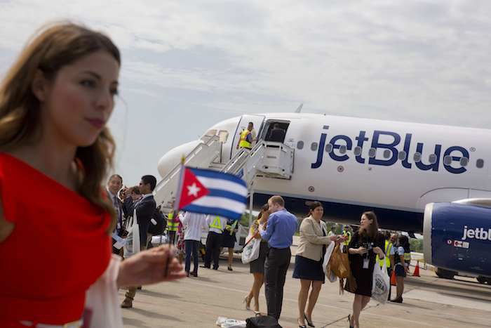 Pasajeros del vuelo 387 de JetBlue arriban a Santa Clara, Cuba, el 31 de agosto del 2016. AP

